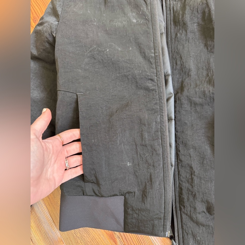 Lululemon, Reversible Bomber Jacket. Size 4 - Picture 6 of 10